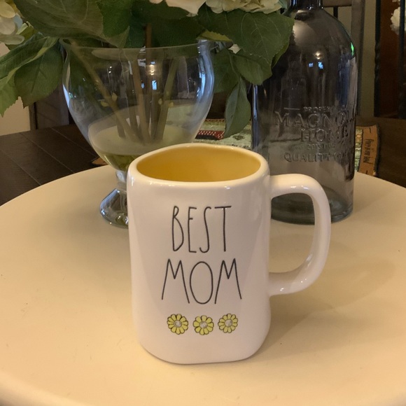 Rae Dunn BEST MOM Mug with Yellow - Picture 3 of 4